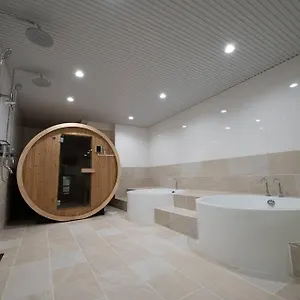  Villa Tomo 非日常の暮らし 広い浴室サウナ付き、寝室6つ、ベッド11台　関西空港直通の最寄り駅 Japan